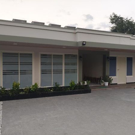 El Nipa Hotel Labuan Bajo Exteriör bild